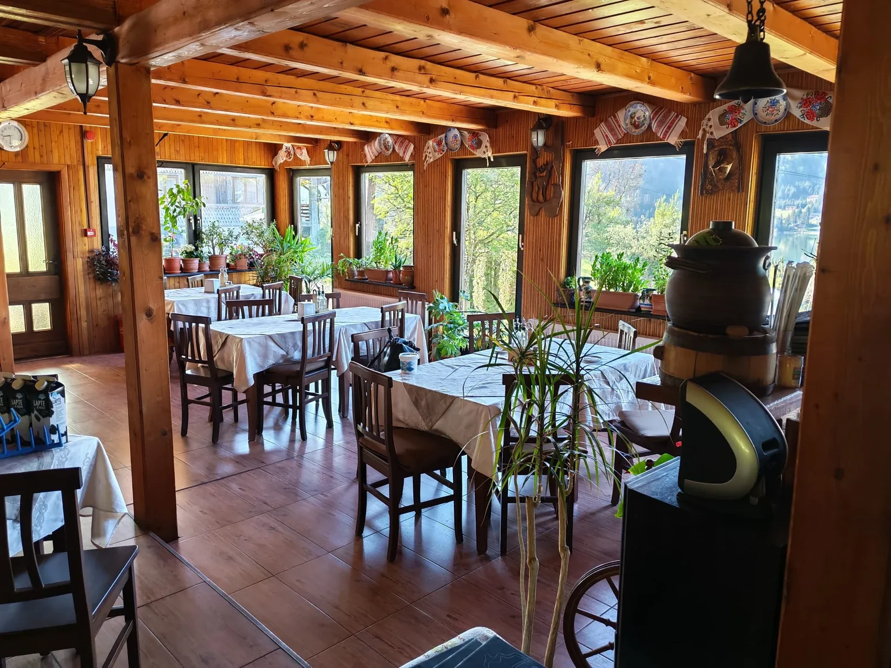 Interior Restaurant Ariniș cu atmosferă tradițională