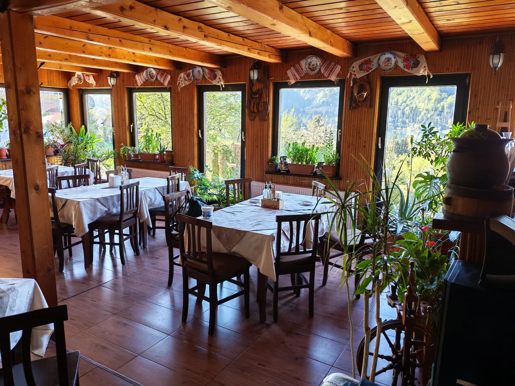 Restaurant Ariniș — interior rustic cu vedere spre lac
