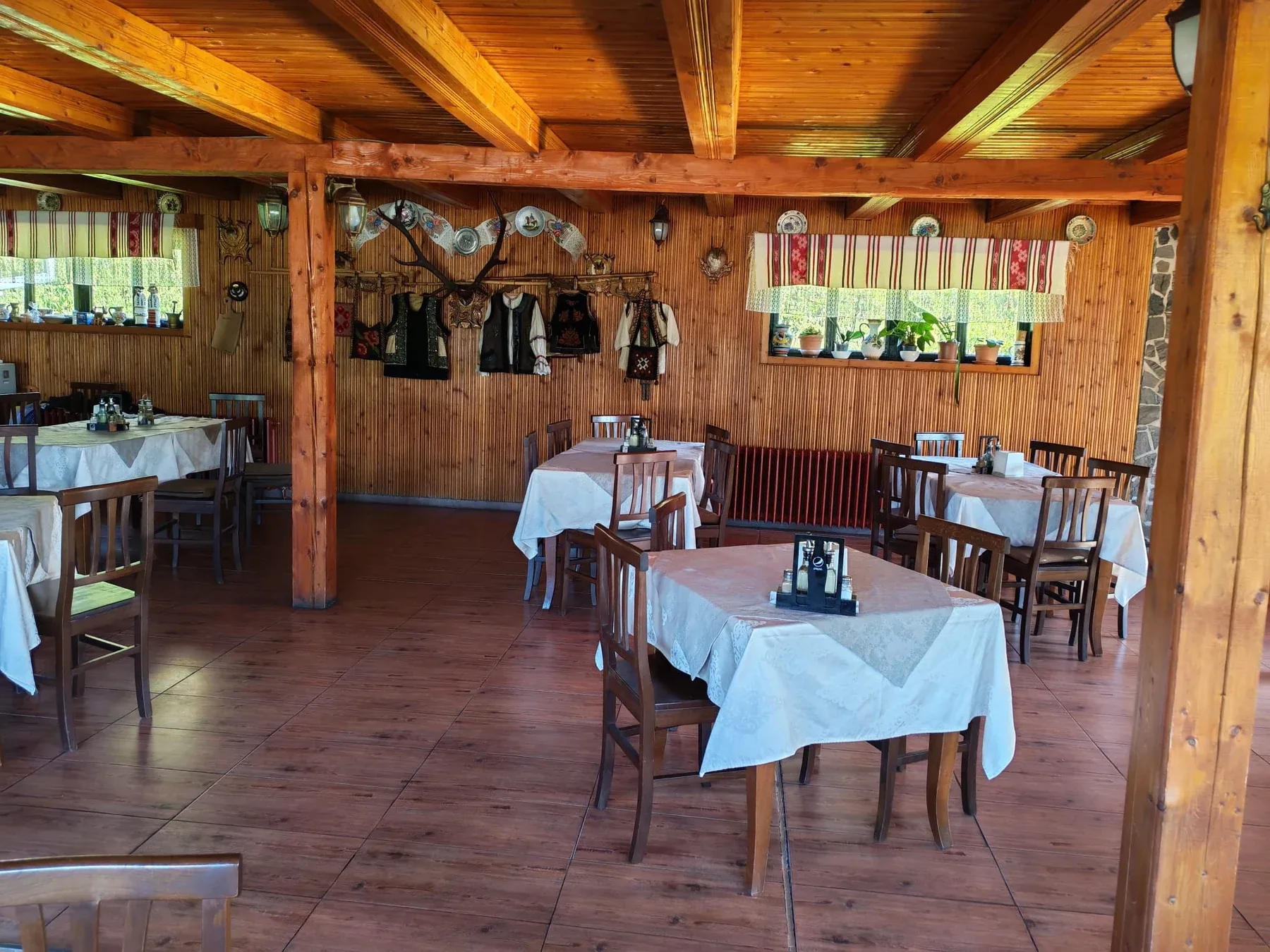 Restaurant Ariniș — sală de mese cu decor tradițional