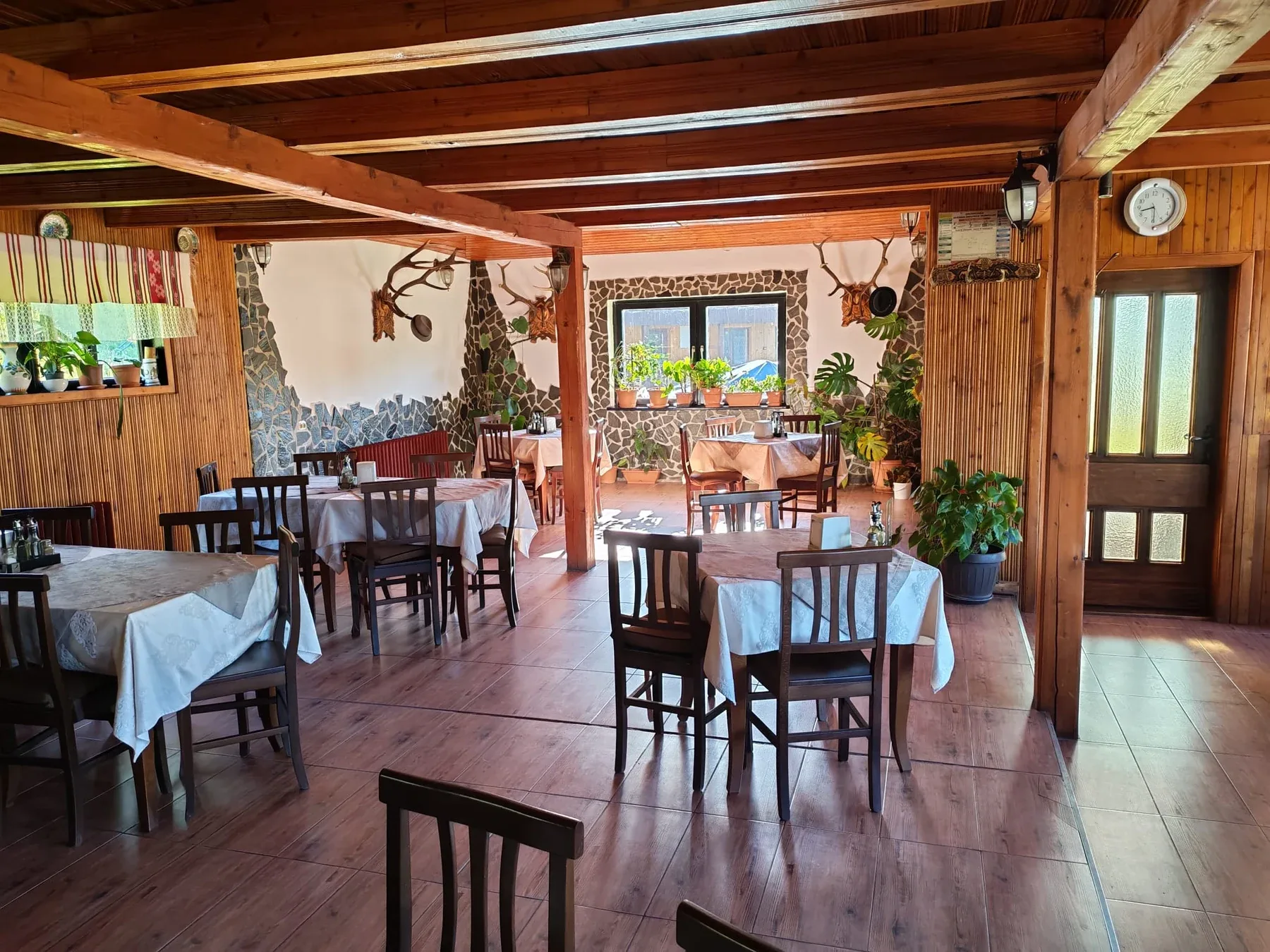 Restaurant Ariniș — salon pentru servirea mesei